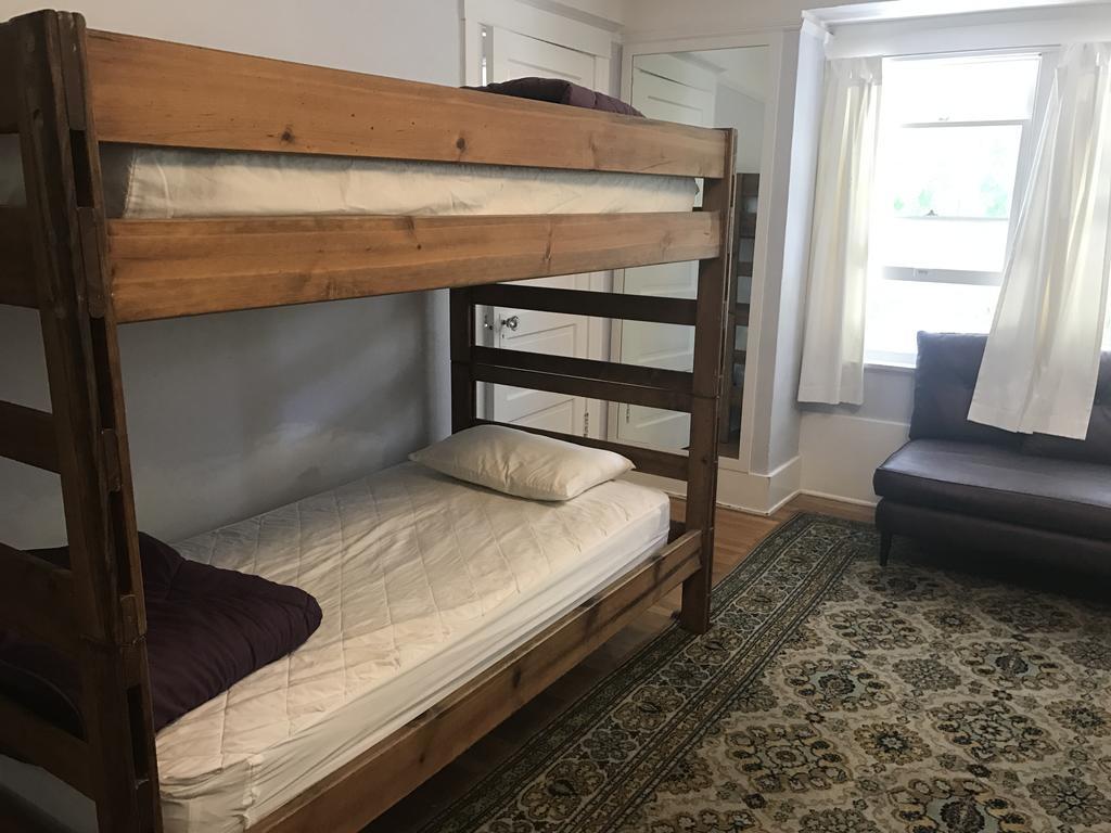 Litera en habitación compartida masculina